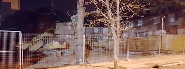 Conjunto de 3 viviendas adosadas con jardín individual, 2 plazas de garaje, trastero y piscina común. Viviendas de 3 dormitorios dobles, el principal en suite con vestidor. La cocina, los baños y las escaleras de diseño. La planta baja aprovecha al máximo la zona de jardín, la orientación del sol y la luz. Diseño moderno, práctico y de calidad. Espacios abiertos al exterior con grandes ventanales de suelo a techo, vistas a las zonas de porches y jardines privados. Elegancia y exclusividad, sin renunciar a la funcionalidad. Todas las viviendas disponen de suelo radiante y se abren al Sur, cerrándose en la zona norte para ganar luz natural y mejorar la eficiencia energética de las viviendas. Sin descuidar los detalles, la chimenea moderna a doble cara separa los ambientes en el salón. La terraza, que cuenta con una pérgola, es ideal para disfrutar en cualquier época del año. 