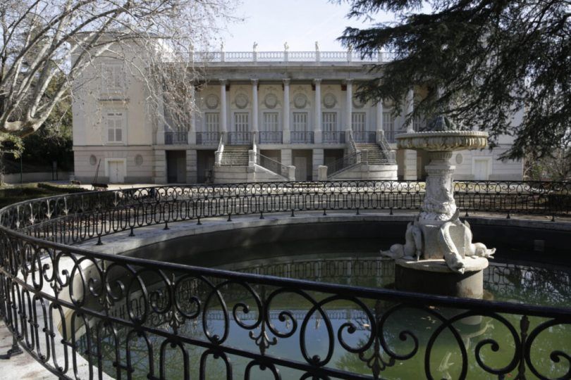 Palacio-de-El-Capricho-Imagen-de-archivo-1050x700