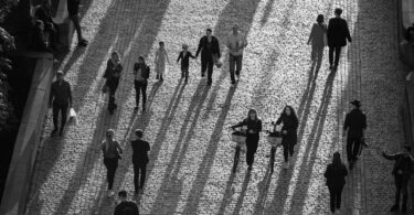 gente caminando en Madrid