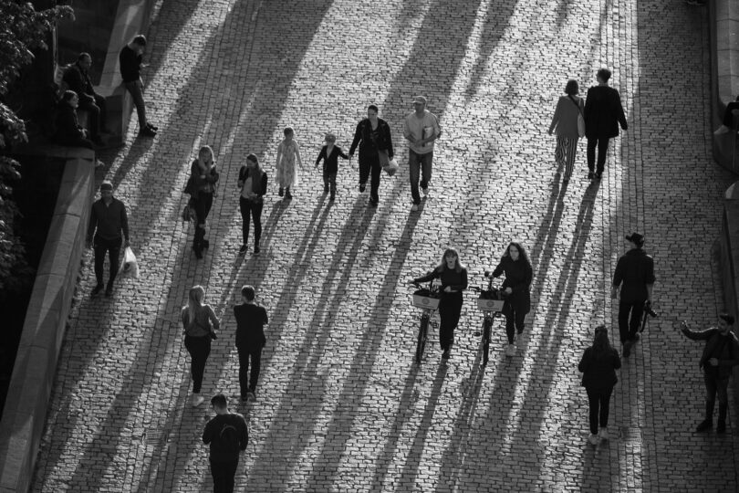 gente caminando en Madrid